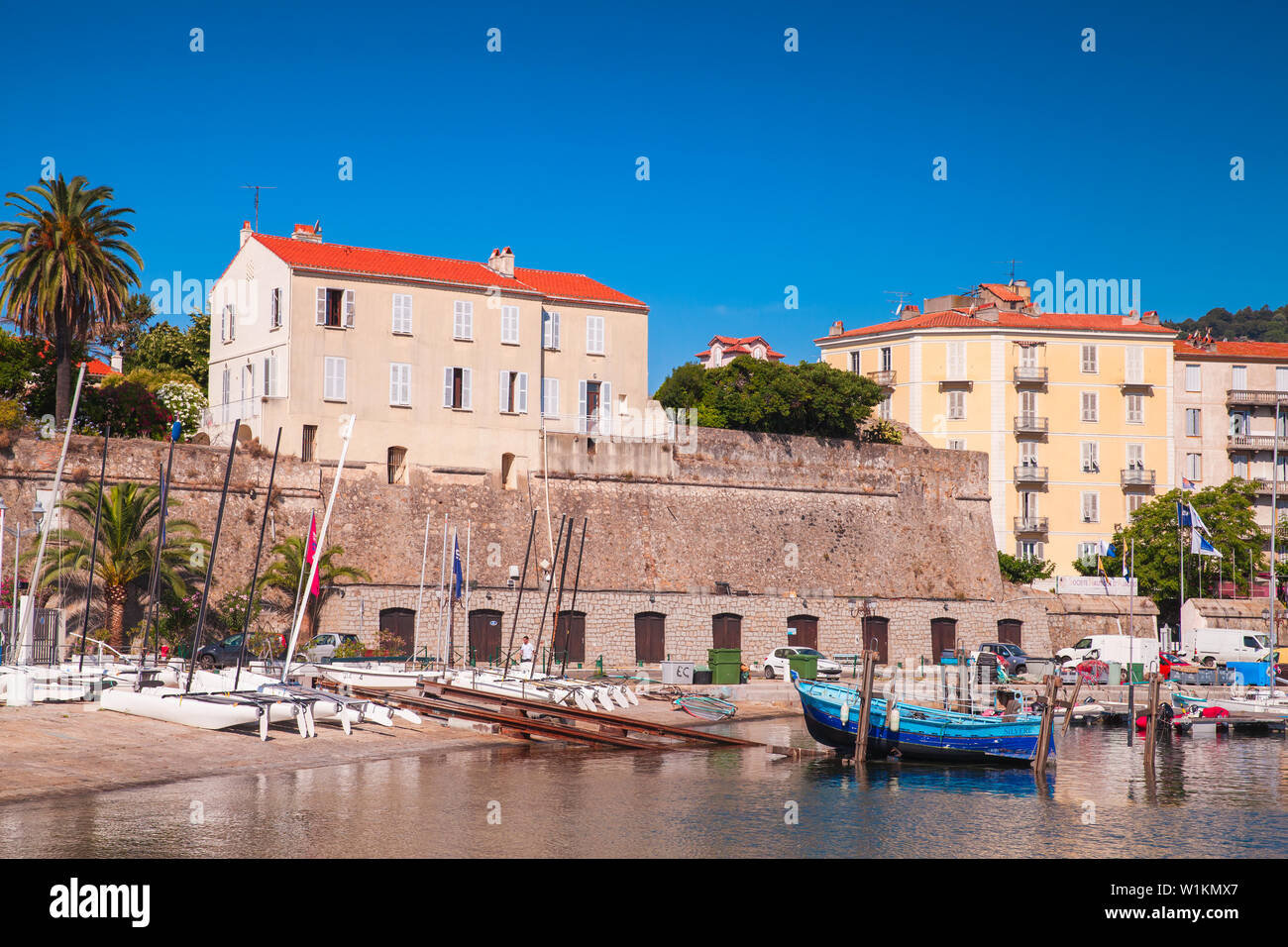 Ajaccio, Frankreich - 30. Juni 2015: Morgen Blick auf den alten Hafen von Ajaccio City, die Hauptstadt von Korsika, einer französischen Insel im Mittelmeer Stockfoto