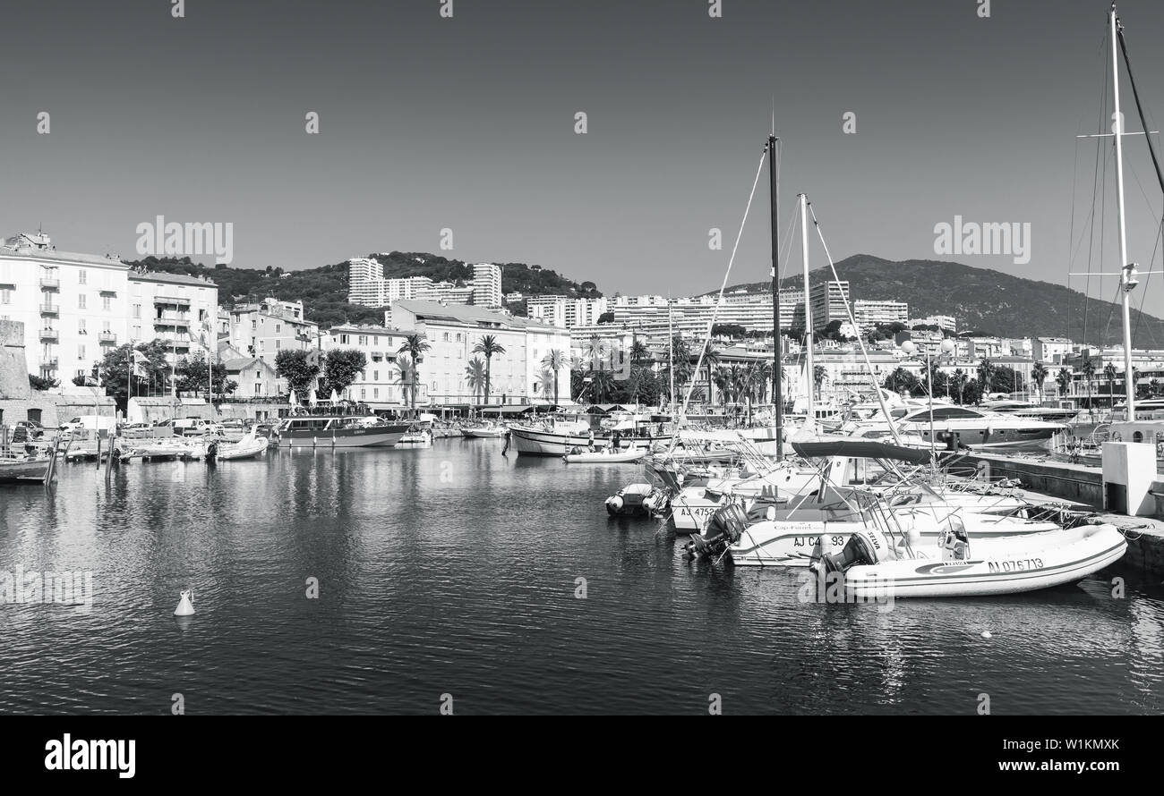 Ajaccio, Frankreich - 30. Juni 2015: Schwarzweiß-Foto von Yachten und Fischerboote im alten Hafen von Ajaccio City, die Hauptstadt von Korsika, einem Französischen isl Stockfoto