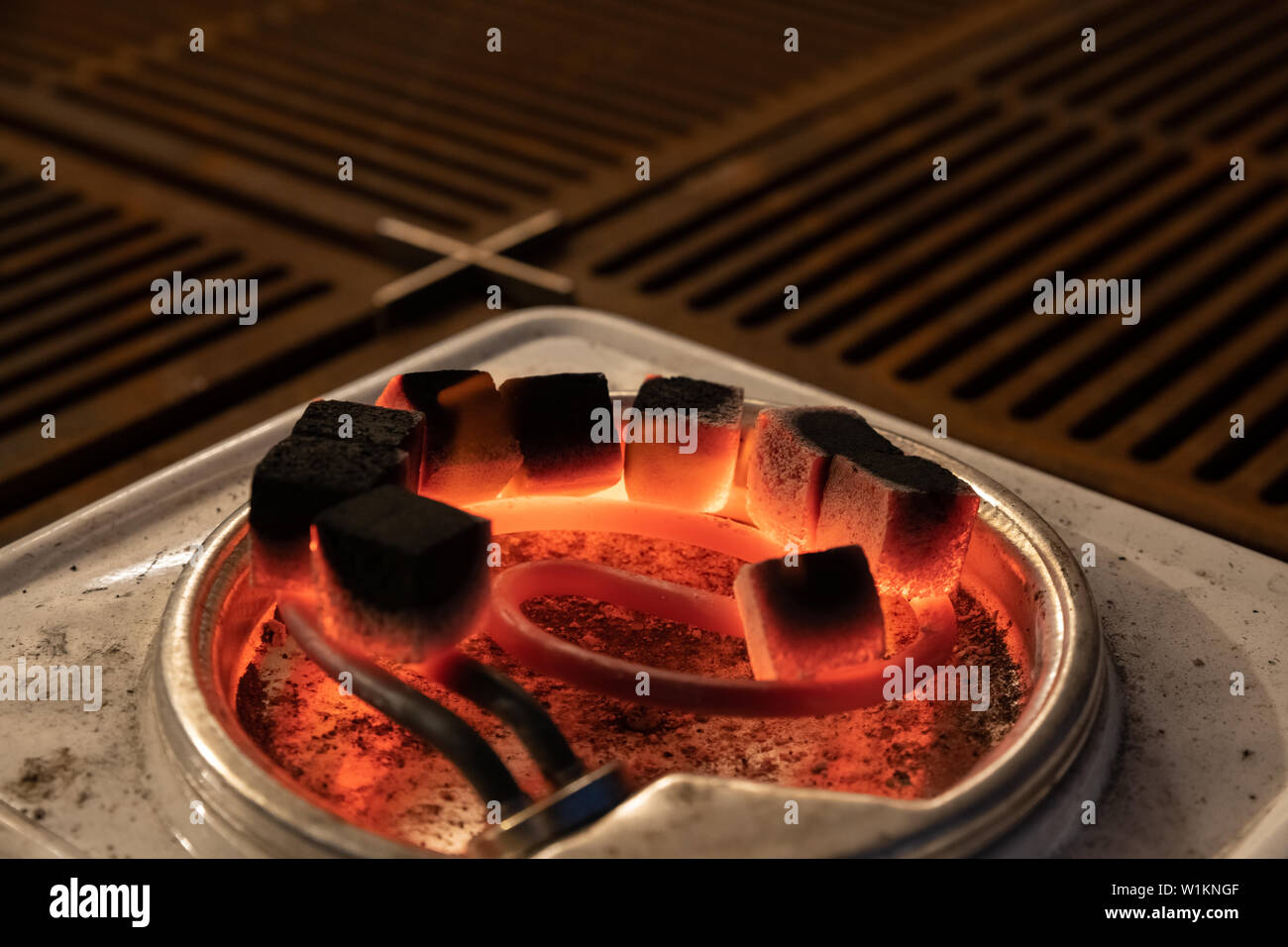 Beschreibung: Kohle für Shisha Hitze auf einen elektrischen Herd Stockfoto