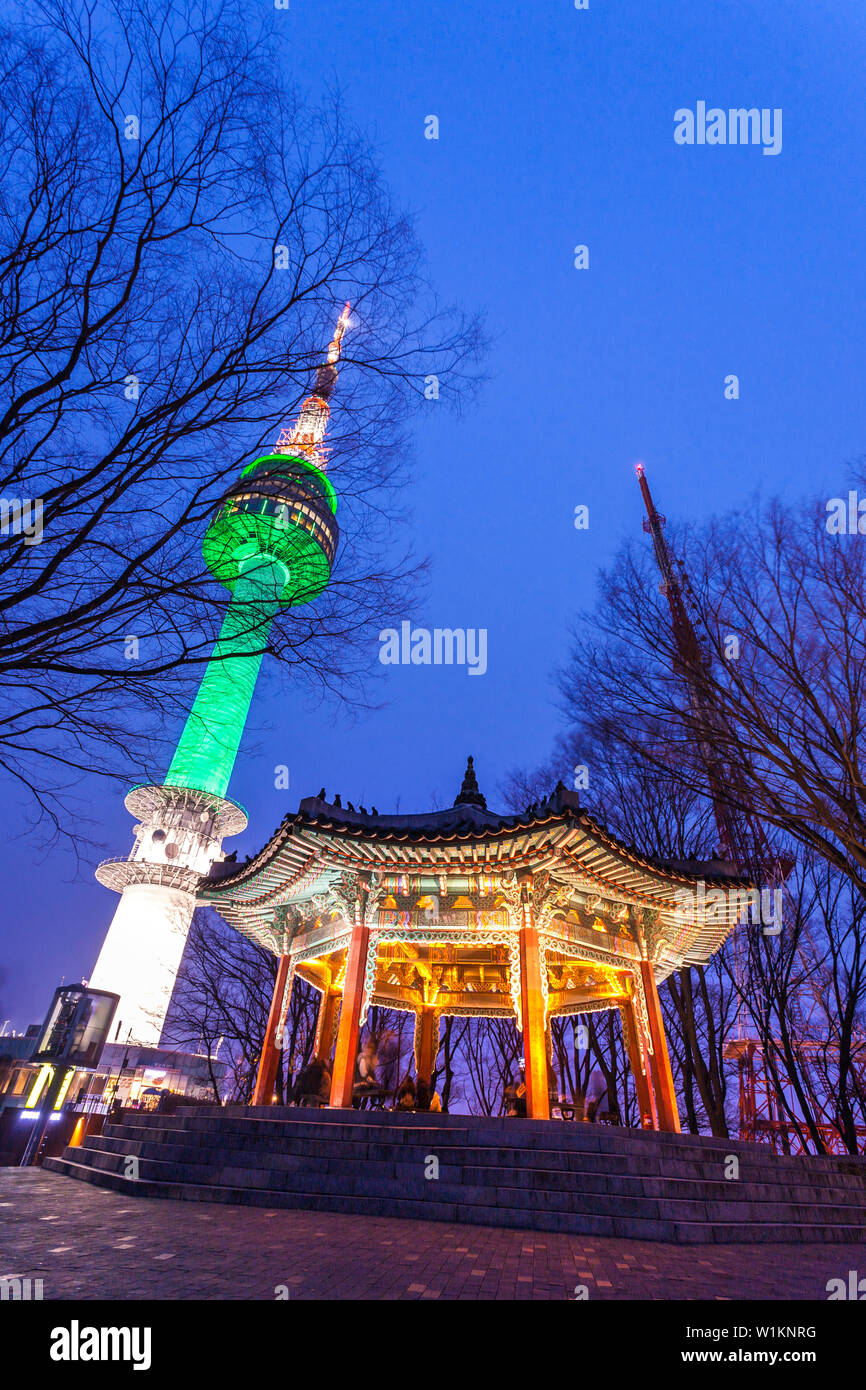Seoul Tower und alten koreanischen Stil Pavillon und schöne Nacht Lichter in Seoul, Südkorea. Stockfoto