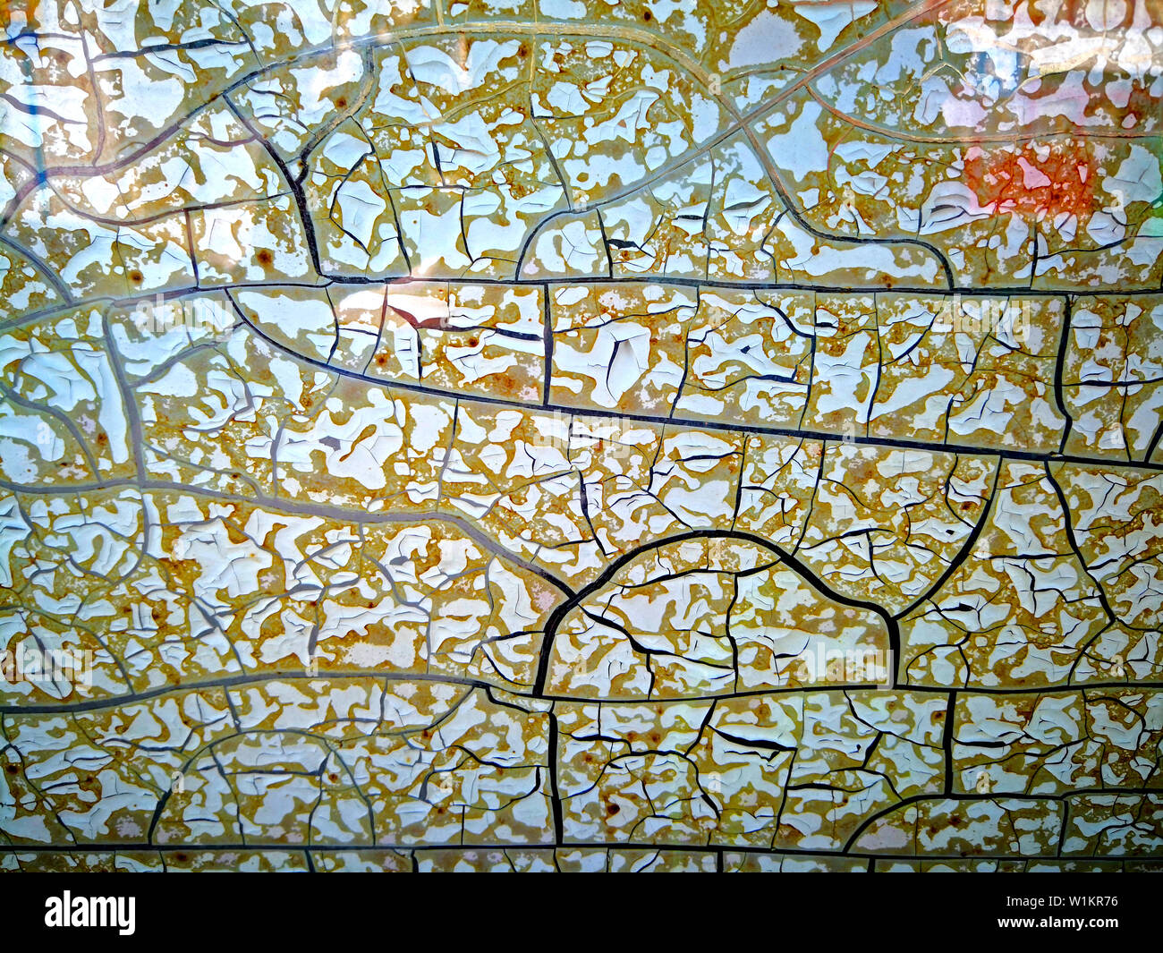 Curly Farbe Sprünge im Glas der Fenster, Weiß, Braun und Grün. Nahaufnahme Stockfoto