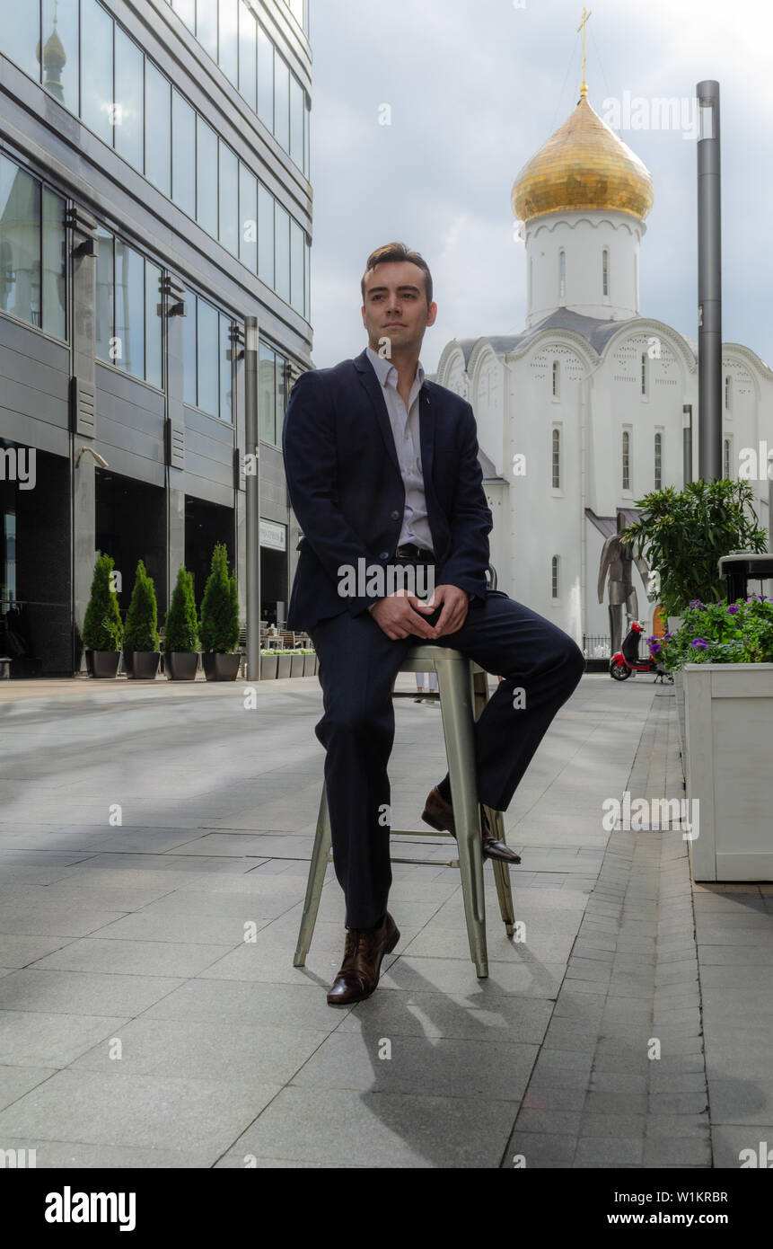 Unternehmer Portrait in der Mitte des Business Center, Arbeitspause, Riegel, Business Anzug, weißes Hemd, weiße europäische, stattlich und attraktiv Stockfoto