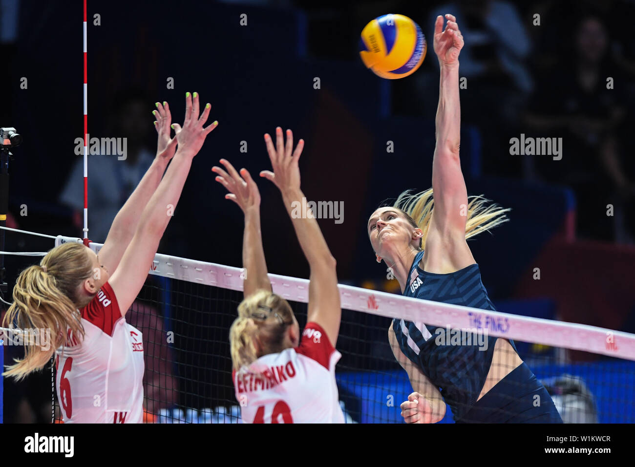 Nanjing in der chinesischen Provinz Jiangsu. 3. Juli 2019. Andrea Drews (R) der USA konkurriert während des Spiels zwischen den Vereinigten Staaten und Polen 2019 FIVB Volleyball Nationen League Finale Frauen in Nanjing, in East China Jiangsu Provinz, 3. Juli 2019. Credit: Li Bo/Xinhua/Alamy leben Nachrichten Stockfoto