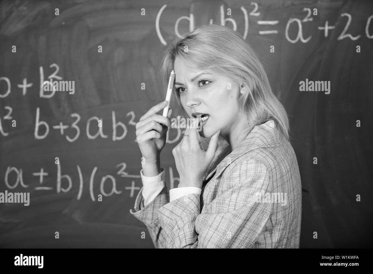 Zurück zu Schule. Lehrer Tag. Heimschule. thougtful Frau. Studium und Ausbildung. Moderne Schule. Kenntnisse täglich. Frau im Klassenzimmer. Lehrer auf der Schule Lektion an der Tafel. Genießen Studenten leben. Stockfoto