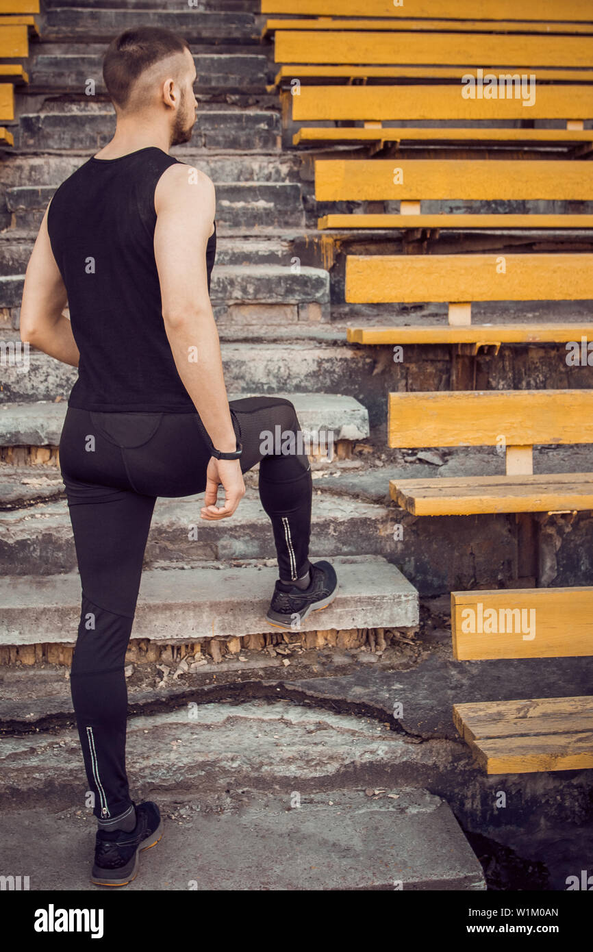 Steht oben auf der treppe -Fotos und -Bildmaterial in hoher Auflösung ...