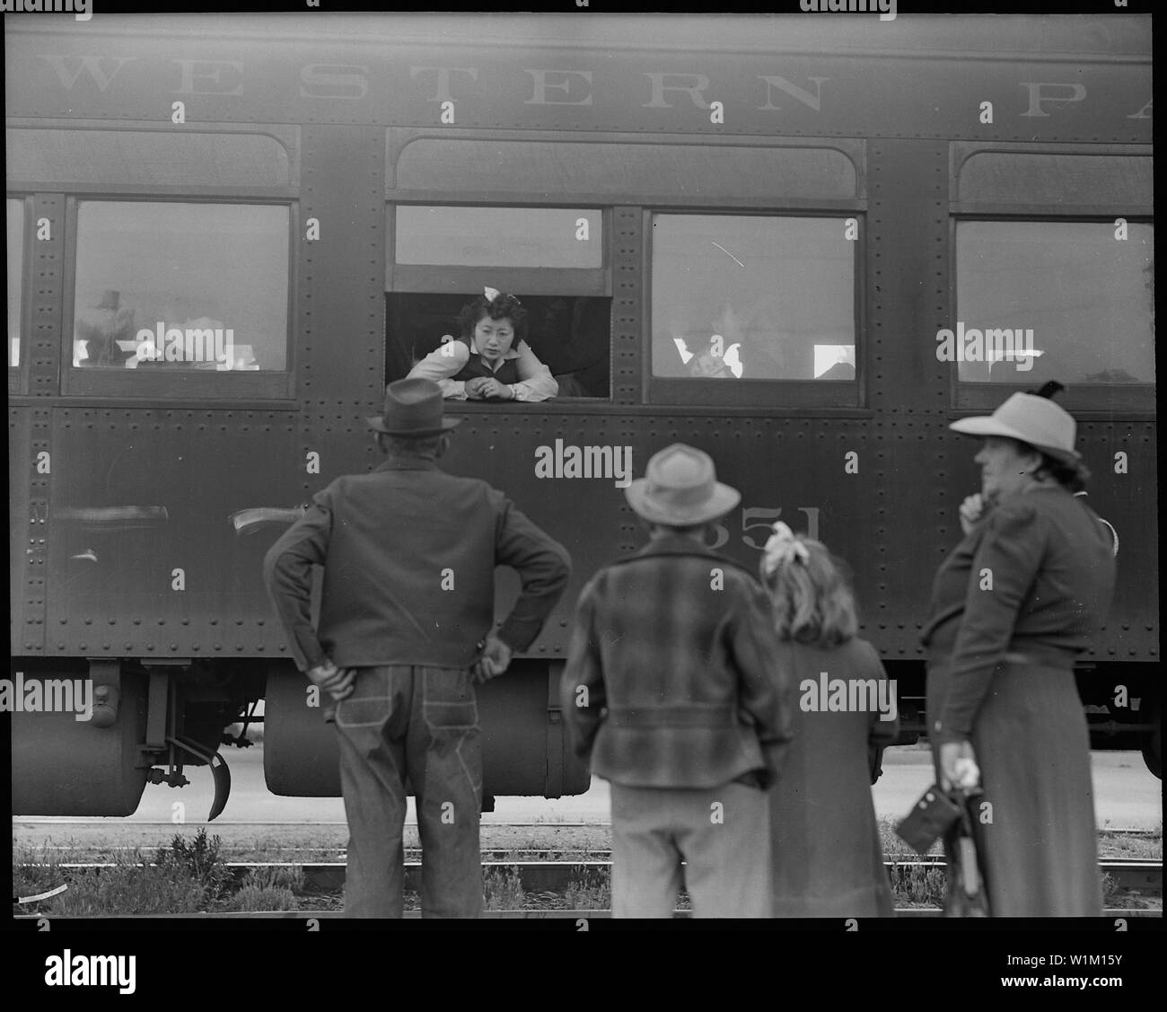 Woodland Yolo County, Kalifornien. 10 Autos der Evakuierten japanischer Abstammung sind jetzt an Bord der Tra. . .; Umfang und Inhalt: Der vollständige Titel für dieses Foto lautet: Woodland, Yolo County, Kalifornien. 10 Autos der Evakuierten japanischer Abstammung sind jetzt an Bord des Zuges und die Türen geschlossen sind. Ihre kaukasische Freunde und das Personal des Krieges zivile Kontrolle Administration Stationen sind gerade die Abreise bilden die Plattform. Umsiedler verlassen ihre Wohnungen, Ranches, in einer reichen landwirtschaftlichen Bezirk für Merced Assembly Center ca. 125 km entfernt. Stockfoto