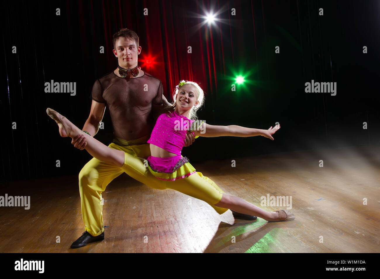 Zirkus Künstler Akrobatik. Die turnerin Kerl hält ein Mädchen auf seinem Arm. Zirkus Stunt Stockfoto