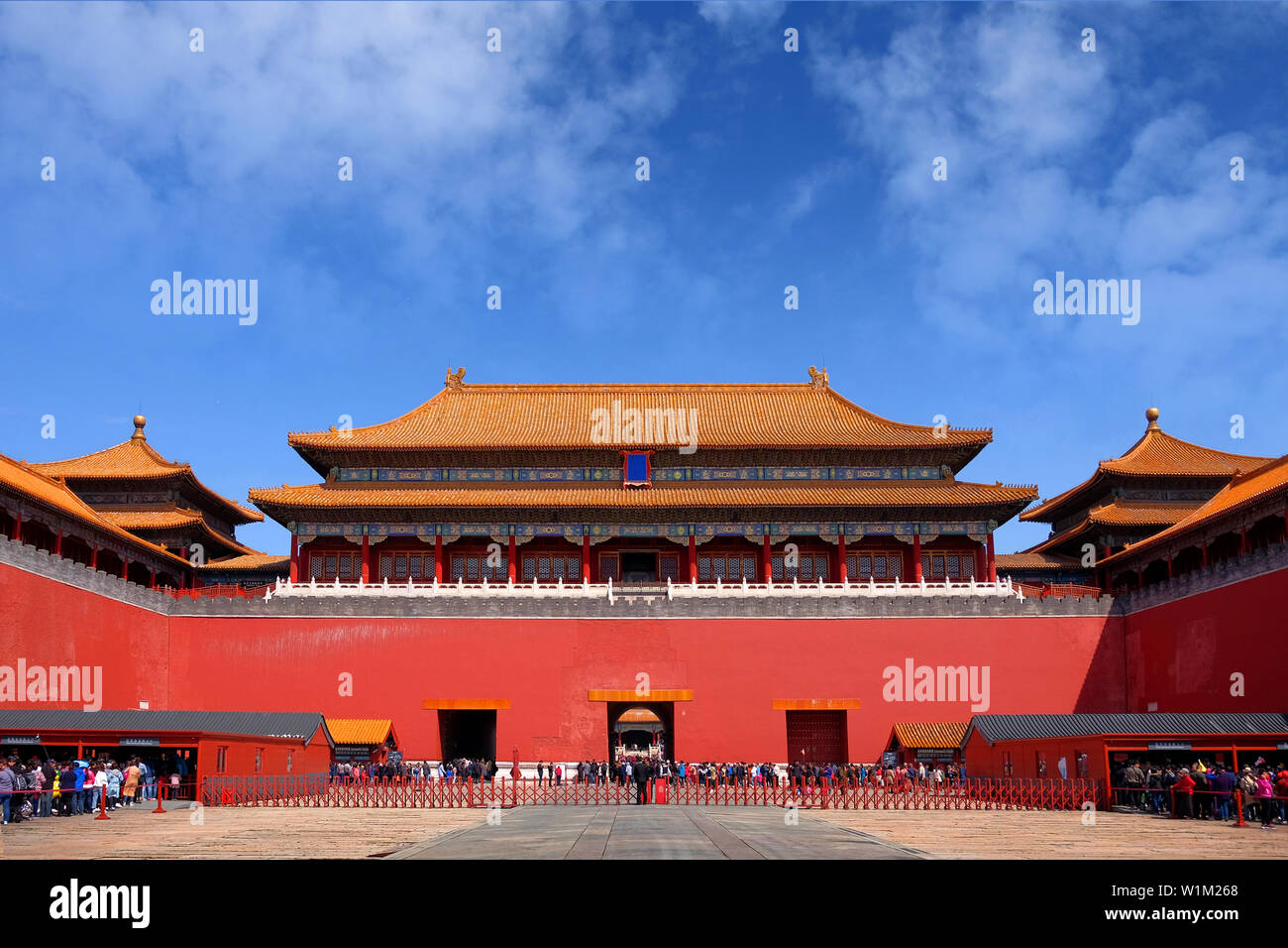 Die Menschen in der Warteschlange vor einer der internen rot gefärbten Tore des Palastes Museum, auch als die Verbotene Stadt in Peking bekannt, mit einer orange roo Stockfoto