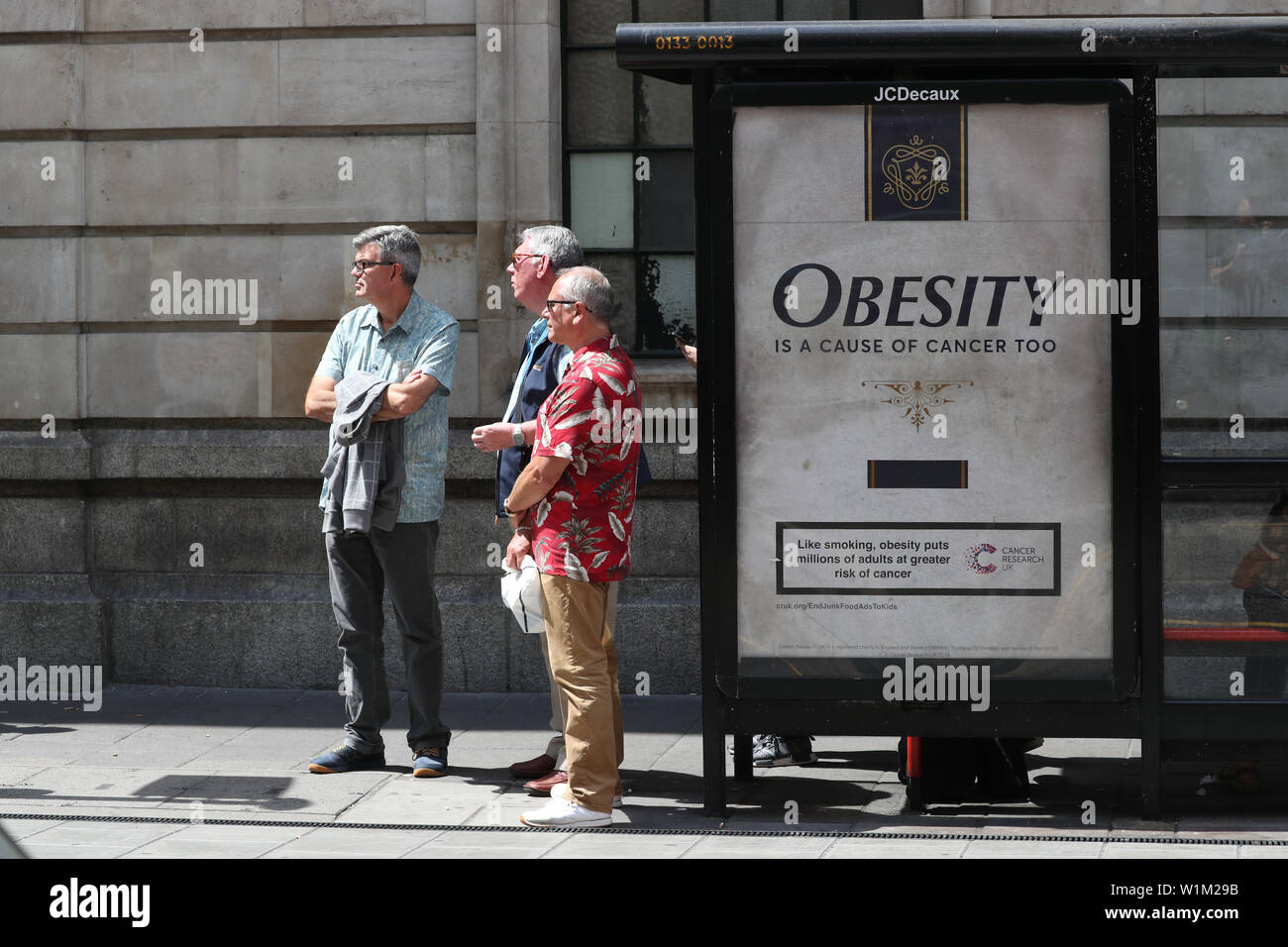 Eine Cancer Research UK Poster an einer Bushaltestelle in Wilton Road, Central London aus Ihren aktuellen Kampagne, da sie warnen, dass adipöse Menschen jetzt die Zahl der Raucher durch zwei zu eins und Fettleibigkeit verursacht mehr Fälle von einigen Krebsarten als Zigaretten. Stockfoto