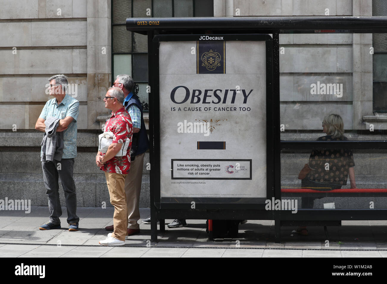 Eine Cancer Research UK Poster an einer Bushaltestelle in Wilton Road, Central London aus Ihren aktuellen Kampagne, da sie warnen, dass adipöse Menschen jetzt die Zahl der Raucher durch zwei zu eins und Fettleibigkeit verursacht mehr Fälle von einigen Krebsarten als Zigaretten. Stockfoto