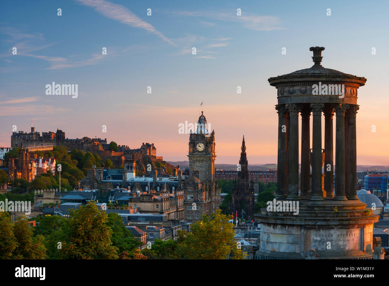 Das Edinburgh, Schottland skyline fotografiert von Calton Hill, einem UNESCO-Weltkulturerbe. Stockfoto