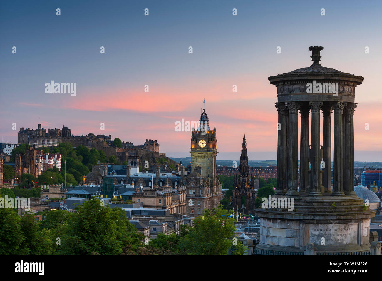 Das Edinburgh, Schottland skyline fotografiert von Calton Hill, einem UNESCO-Weltkulturerbe. Stockfoto