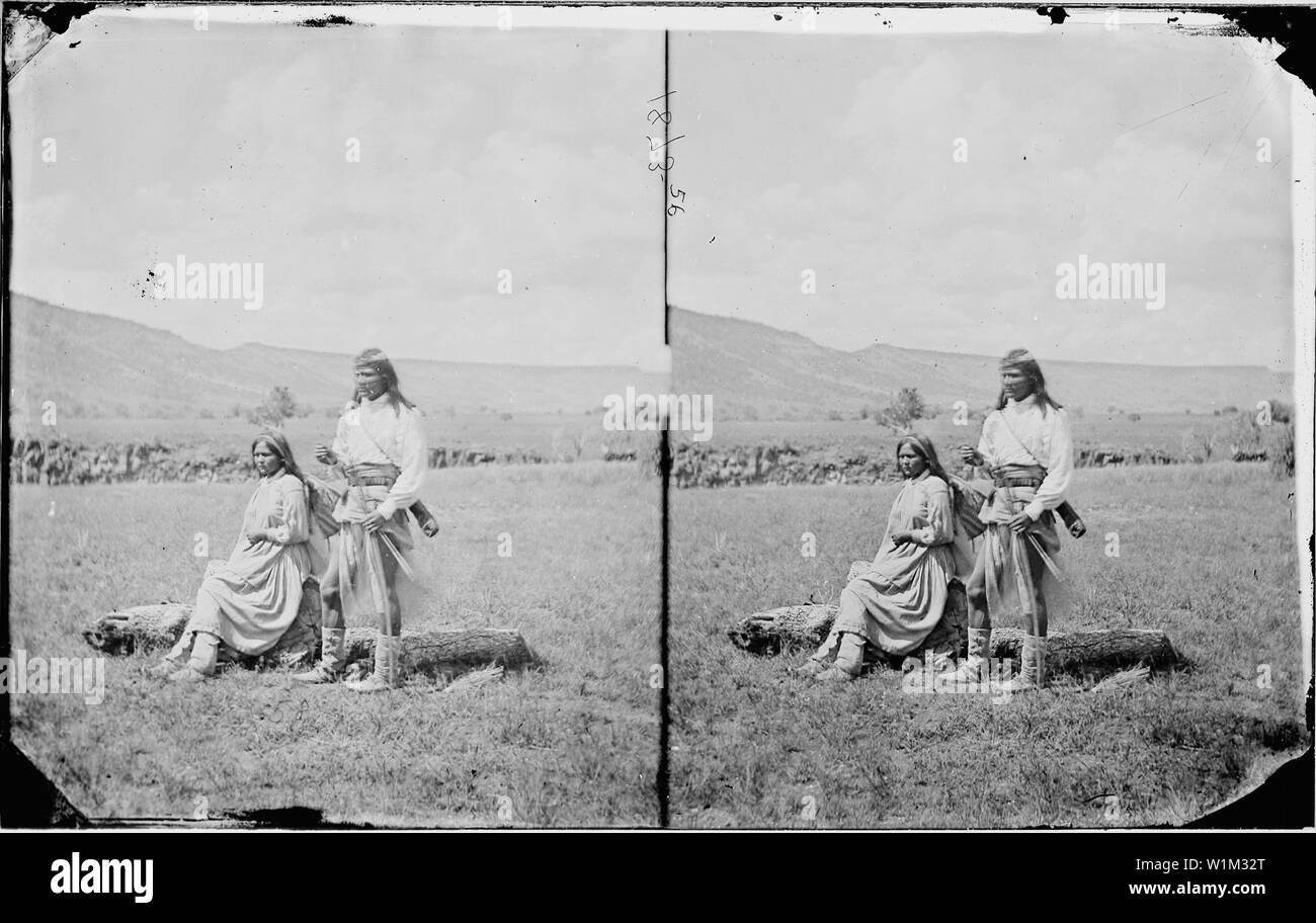 Junge Apache Warrior und seine Squaw in der Nähe von Camp Apache, Arizona 1873 Stockfoto