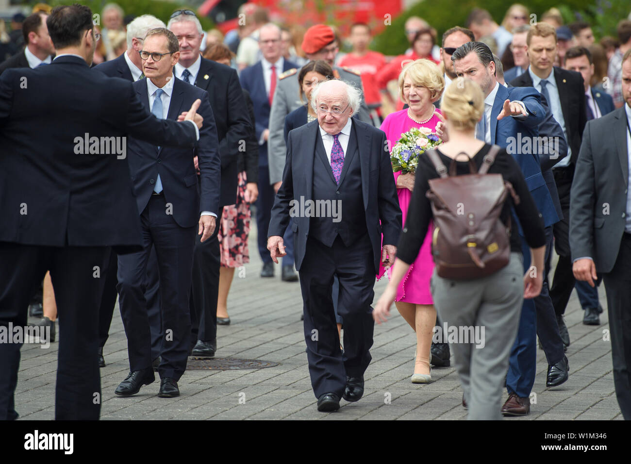 Berlin, Deutschland. 03 Juli, 2019. Michael Müller (SPD), l-r), Regierender Bürgermeister von Berlin, Michael Higgins, Präsident von Irland, und Sabina Higgins, der Frau des irischen Präsidenten, Treffen vor dem Brandenburger Tor. Credit: Gregor Fischer/dpa/Alamy leben Nachrichten Stockfoto