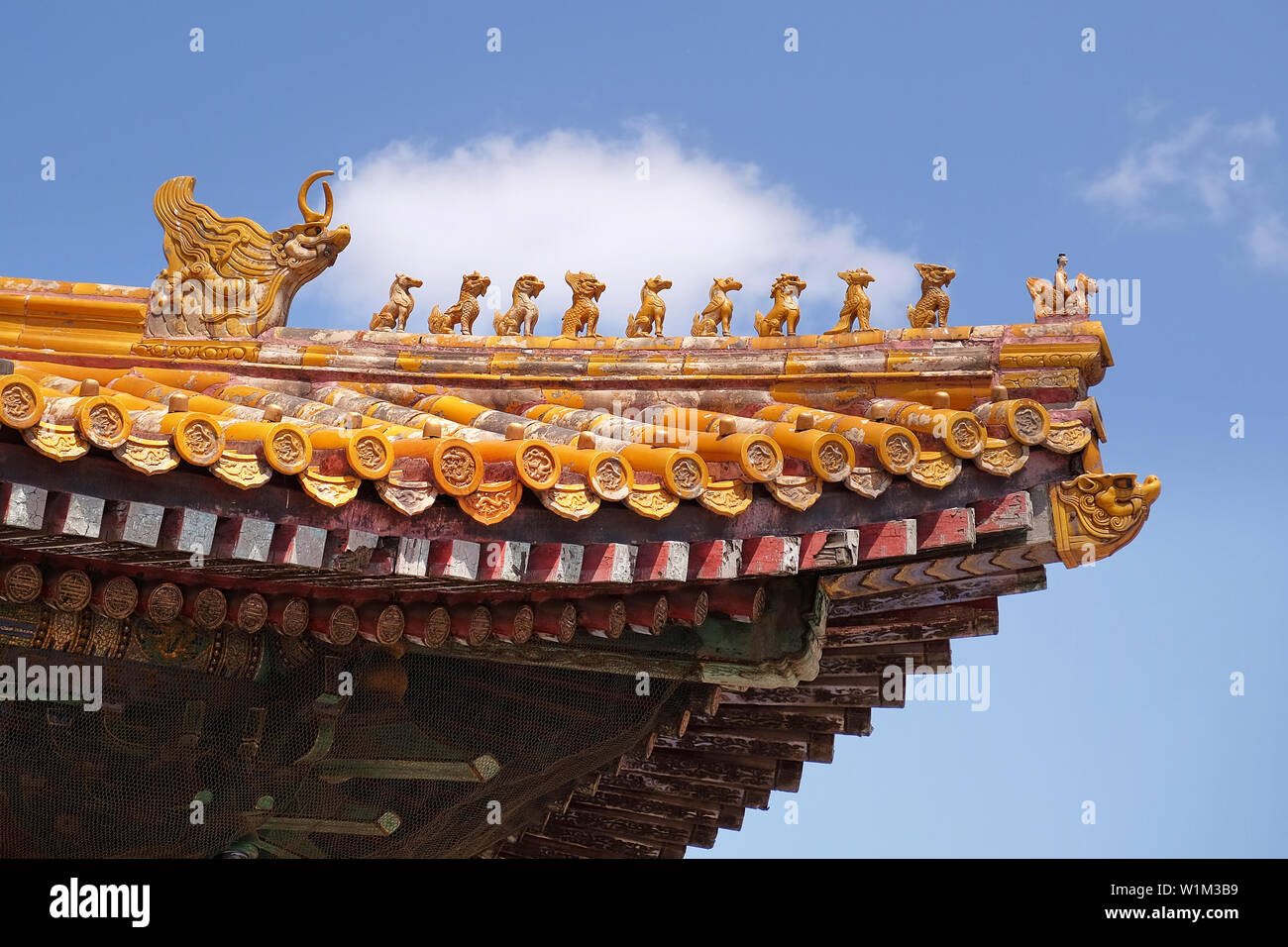 Details der Verzierungen Übersicht fantesy Wesen auf einem gelben Dach im Inneren des Palastes Museum, auch bekannt als die Verbotene Stadt in Peking, China, mit einem c Stockfoto
