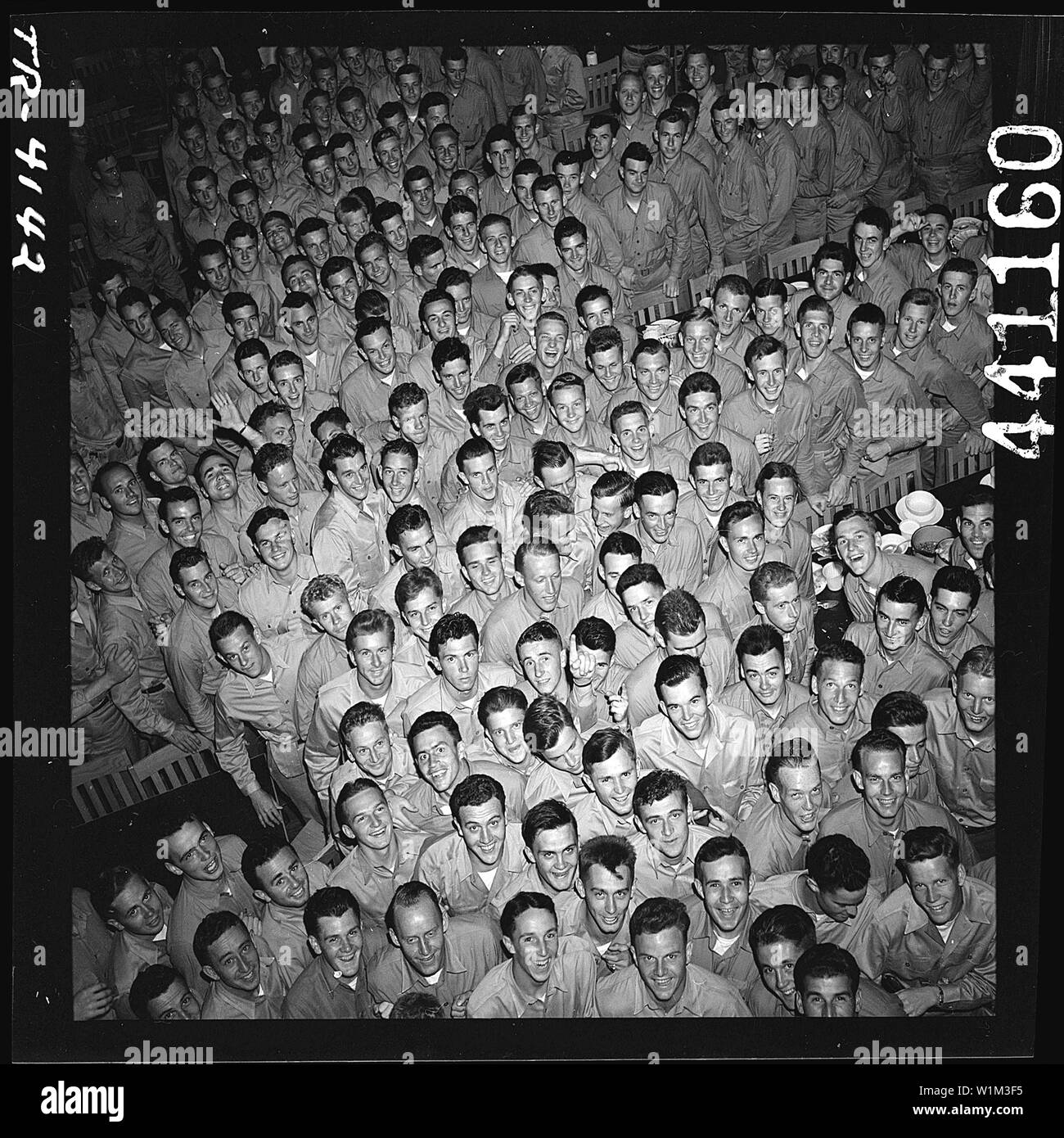 Junge Männer Ausbildung bei Pre-flight school Del Monte Hotel, Del Monte, Calif., grinsen, als sie aus dem Chaos der Halle. Stockfoto