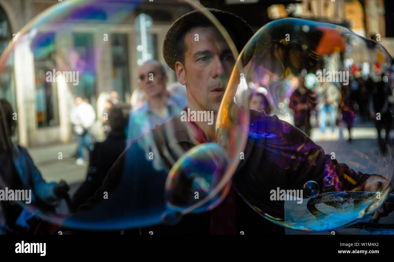 Karneval spaß Spiegel Menschen verschwimmen Stockfoto