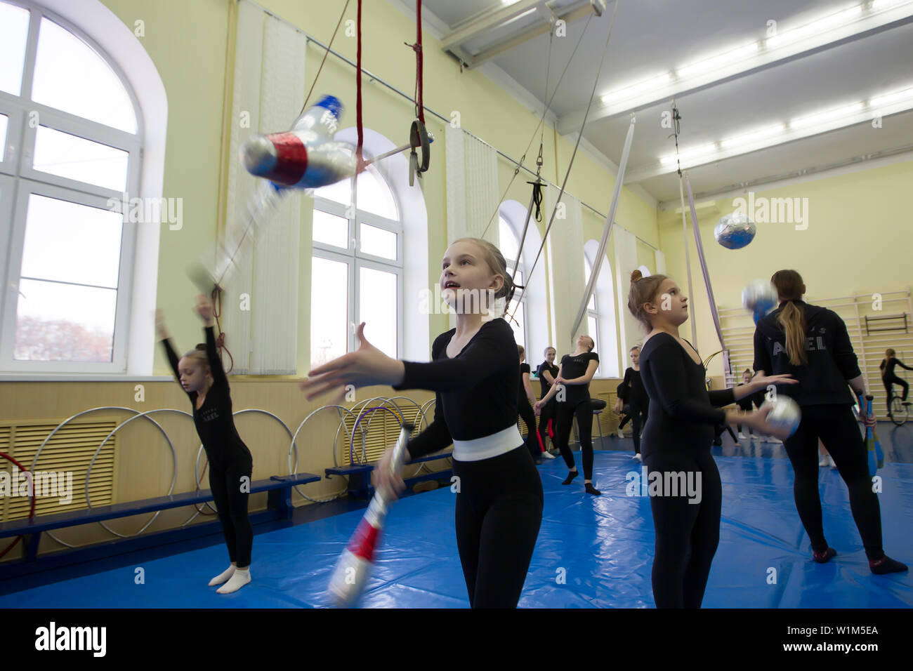 Indikative Ausbildung Zirkusschule. Gymnastik Training für Kinder. Kleines Mädchen Jonglieren lernen Stockfoto