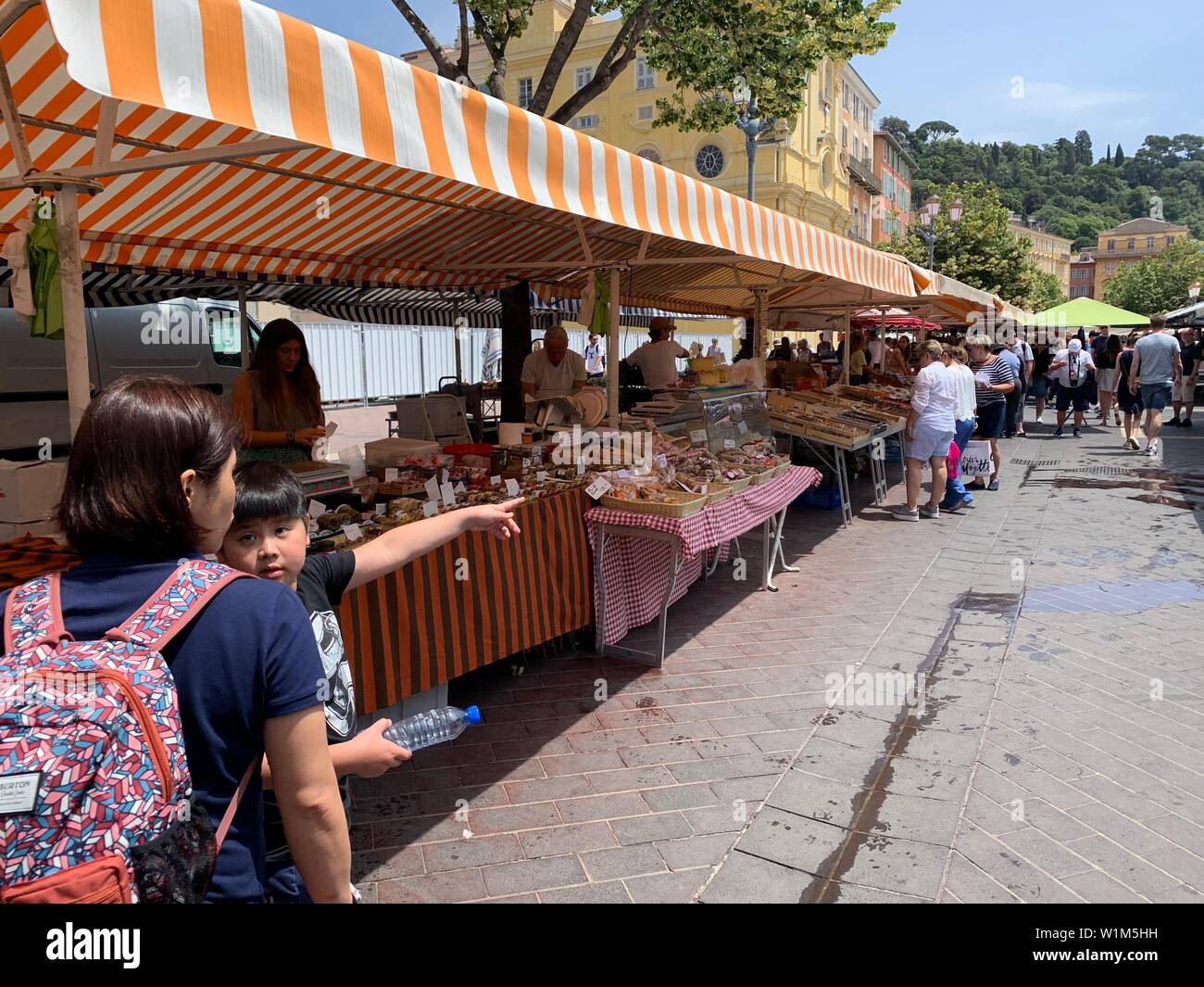 Nizza, Frankreich - Juni 8, 2019: Orientalische Menschen auf dem Markt in Nizza Stockfoto