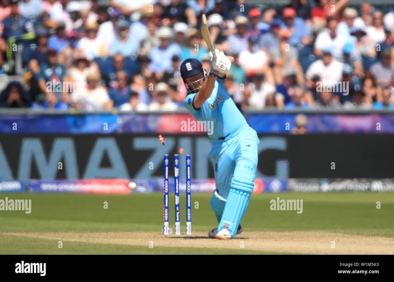 England's Jonny Bairstow wird von Neuseelands Matt Henry (nicht abgebildet) während der ICC Cricket World Cup group Phase Match am Flußufer Durham, Chester-le-Street gerollt. Stockfoto