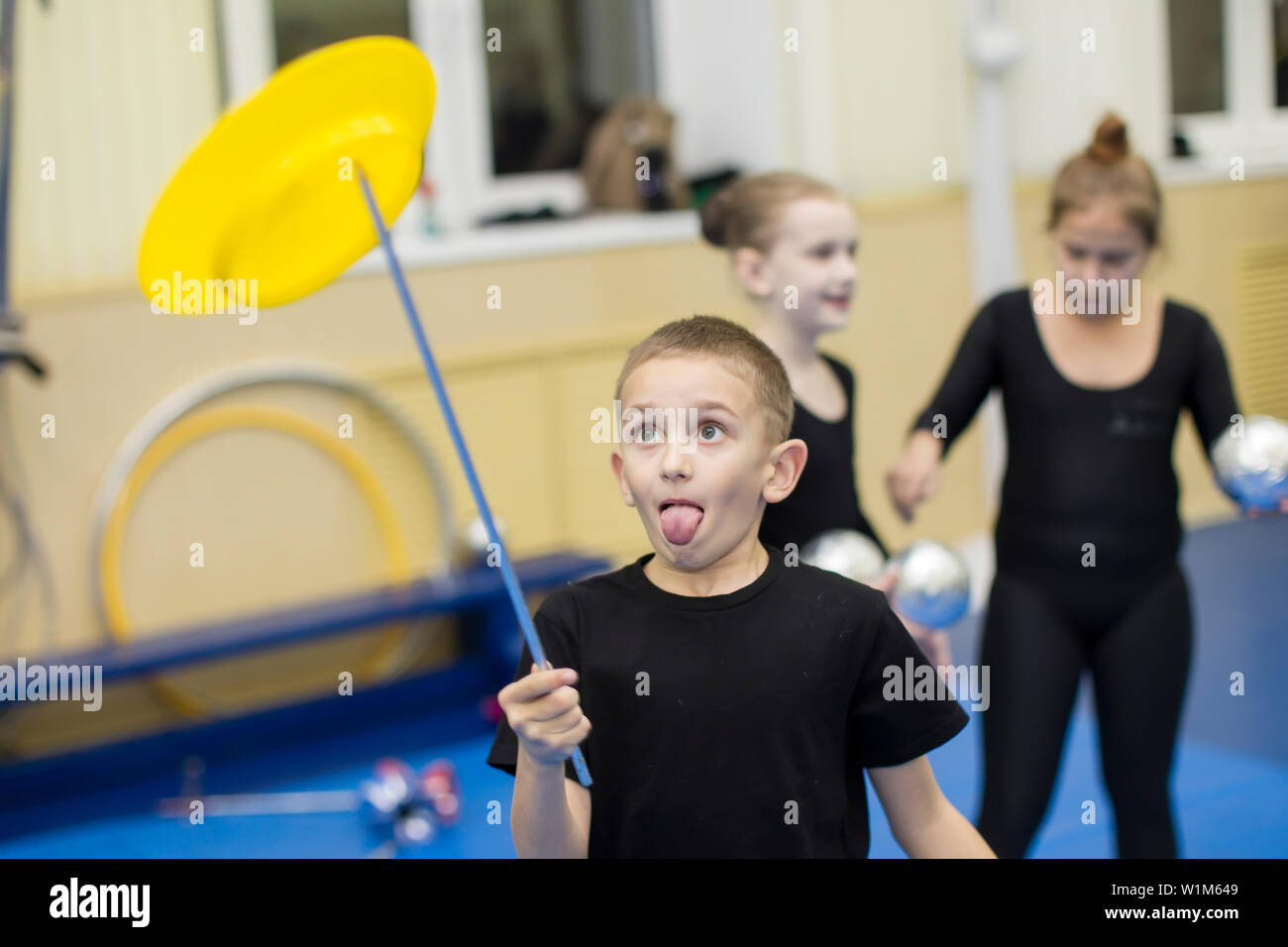 Indikative Ausbildung Zirkusschule. Kleiner Junge lernen Zirkus kunst Kind Jonglieren lernen Stockfoto