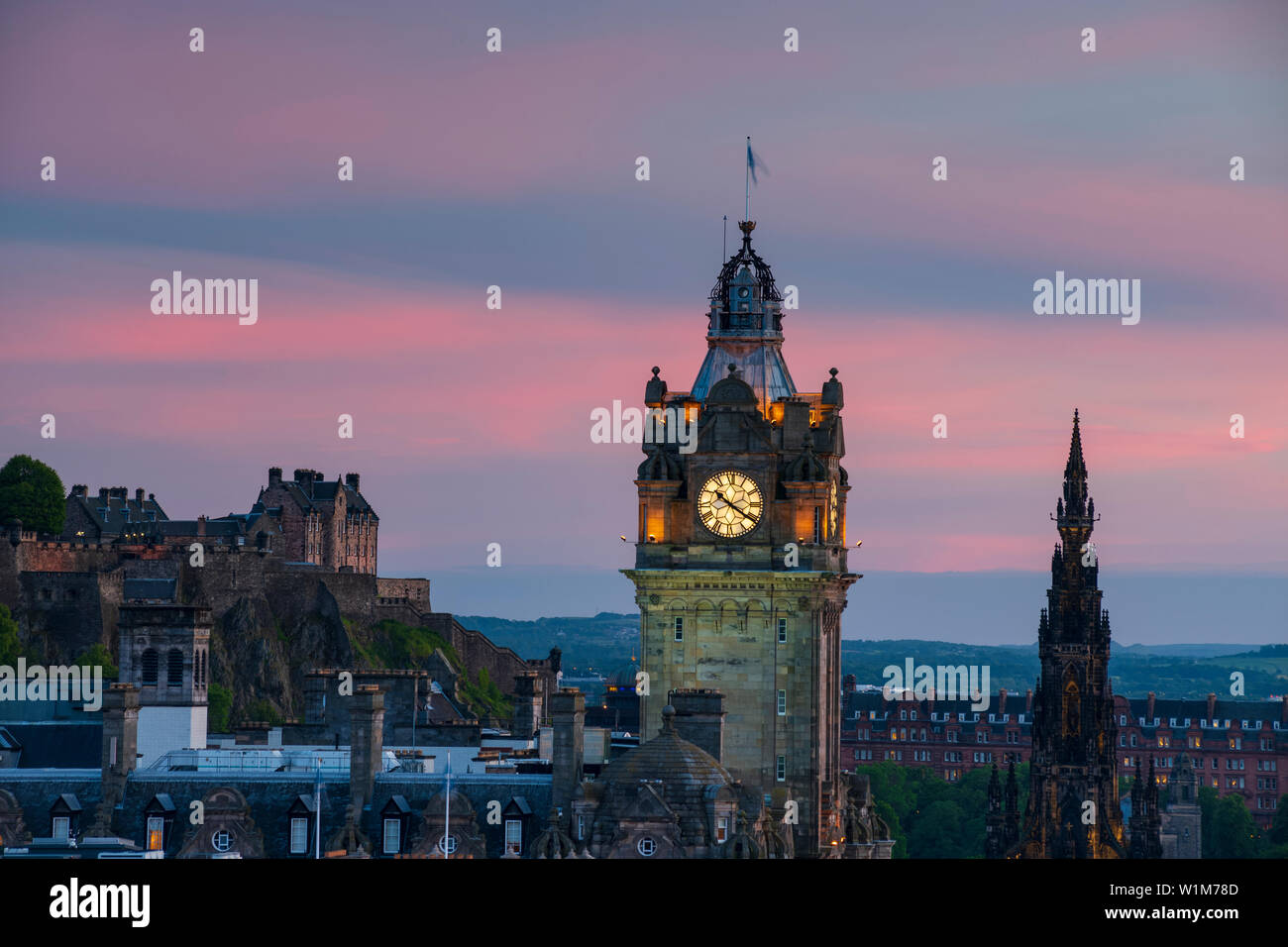 Das Balmoral, ursprünglich als der North British Station Hotel, von Calton Hill, ein UNESCO-Weltkulturerbe, Edinburgh, Schottland gesehen. Stockfoto