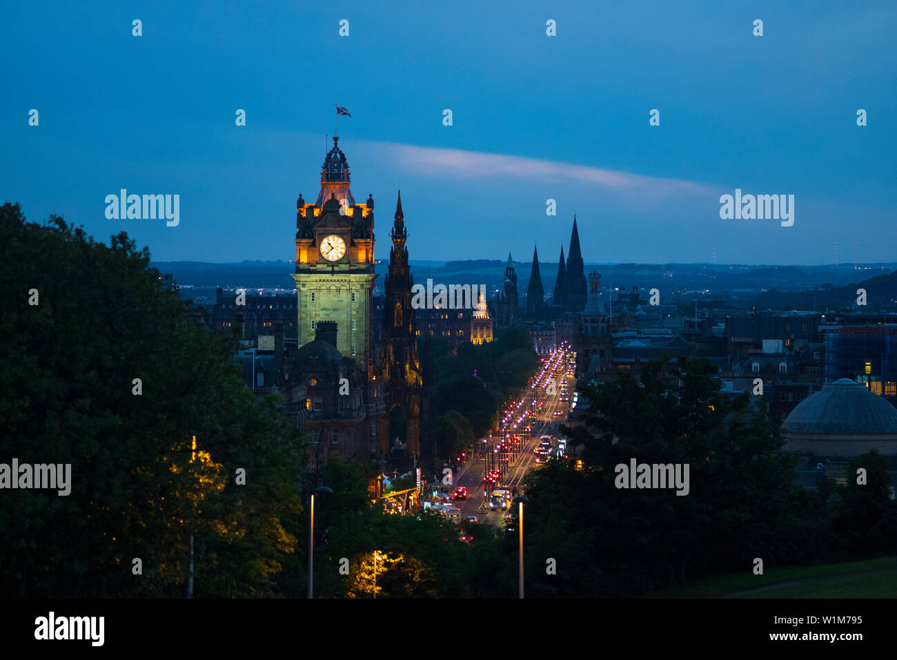 Das Balmoral, ursprünglich als der North British Station Hotel, von Calton Hill, ein UNESCO-Weltkulturerbe, Edinburgh, Schottland gesehen. Stockfoto