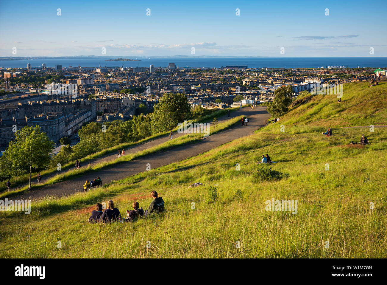 Picknicken beobachten Sie den Sonnenuntergang vom Calton Hill, ein UNESCO-Weltkulturerbe in Edinburgh, Schottland. Stockfoto