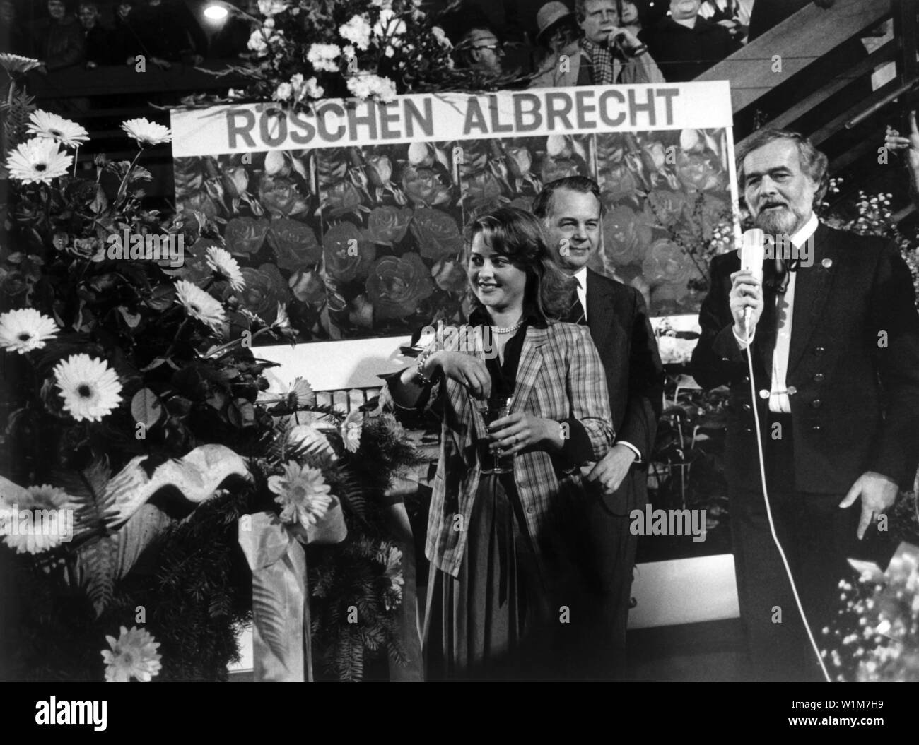 Das ZDF "weatherman" Elmar Gunsch (r) mit der niedersächsische Ministerpräsident Ernst Albrecht (CDU) und seine Tochter Ursula Gertrud in einem Kindergarten in Hannover am 03.03.1982. Eine helle rote anmutigen rose Vielzahl getauft' Roschen Albrecht". Roschen ist der Spitzname des Albrecht Tochter (später als Ursula von der Leyen CDU-Politiker bekannt). | Verwendung weltweit Stockfoto