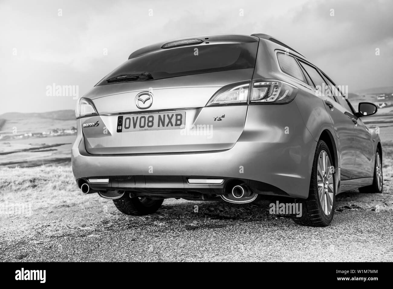 März 2015, Isle of Skye, Schottland: Mazda 6 Immobilien GH-Schwarz-weißes Auto Fotografie Stockfoto