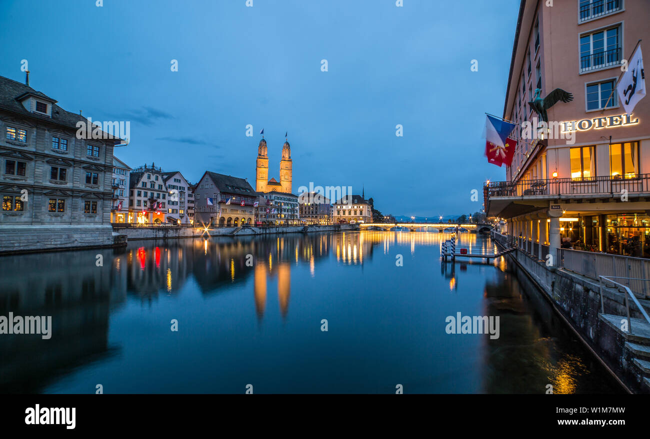 Grossmünster Cathedral reflektieren im Zürichsee Stockfoto
