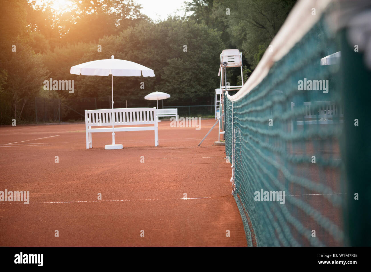Tennisplatz mit net am Morgen, Bayern, Deutschland Stockfoto