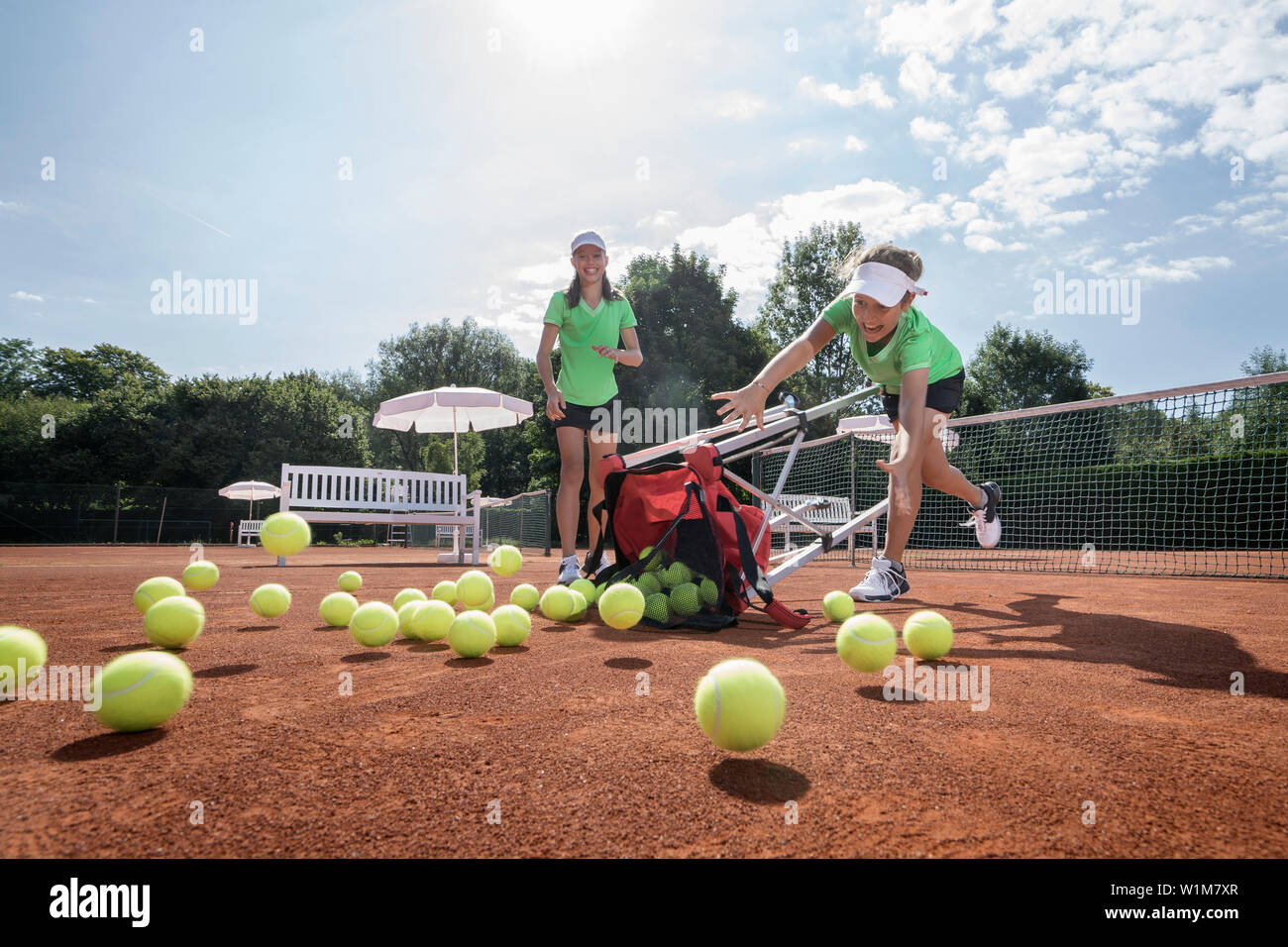 Tennis ball basket -Fotos und -Bildmaterial in hoher Auflösung – Alamy