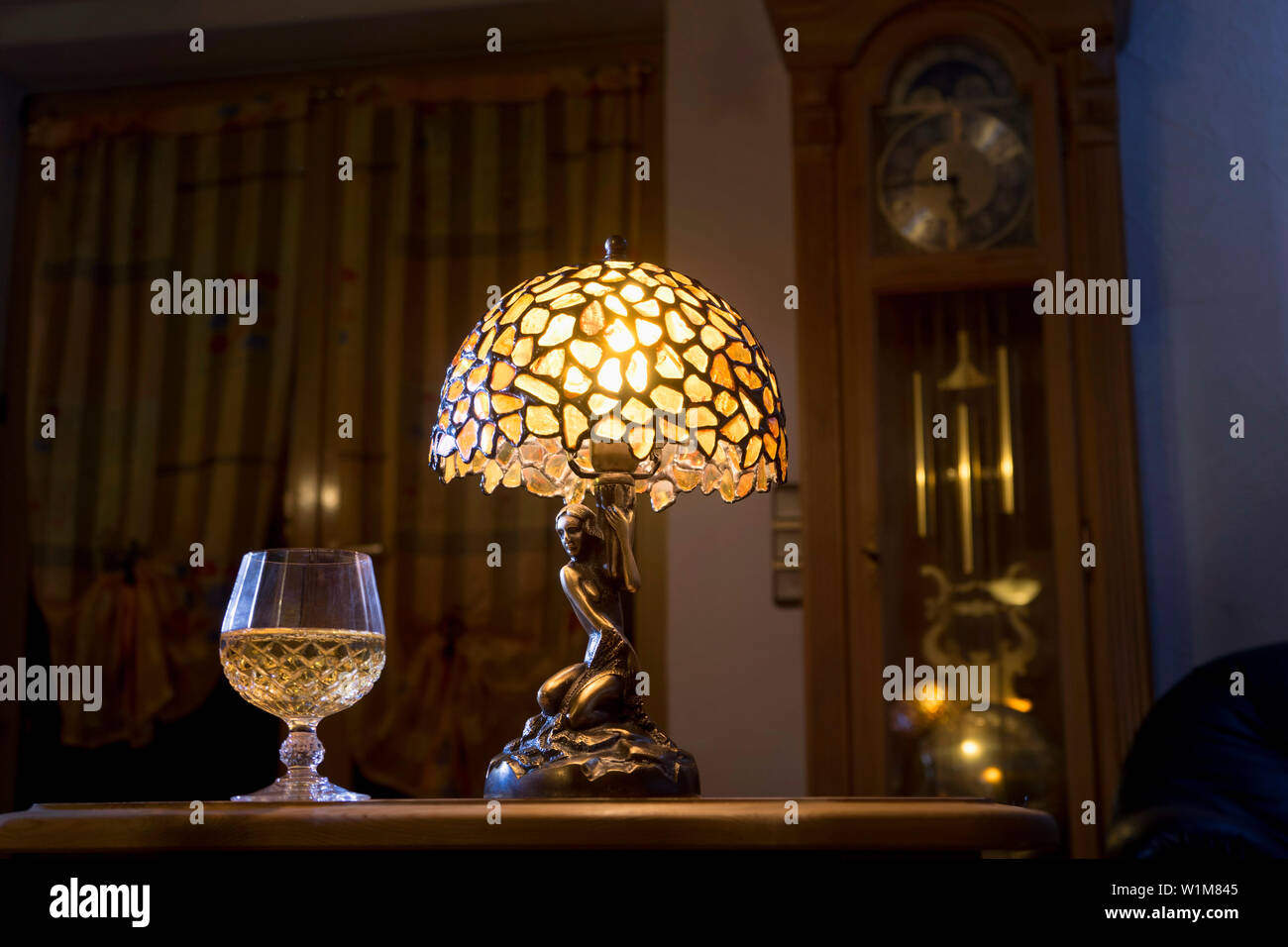 Weinglas mit beleuchteten elektrische Lampe von Bernstein gemacht Stockfoto