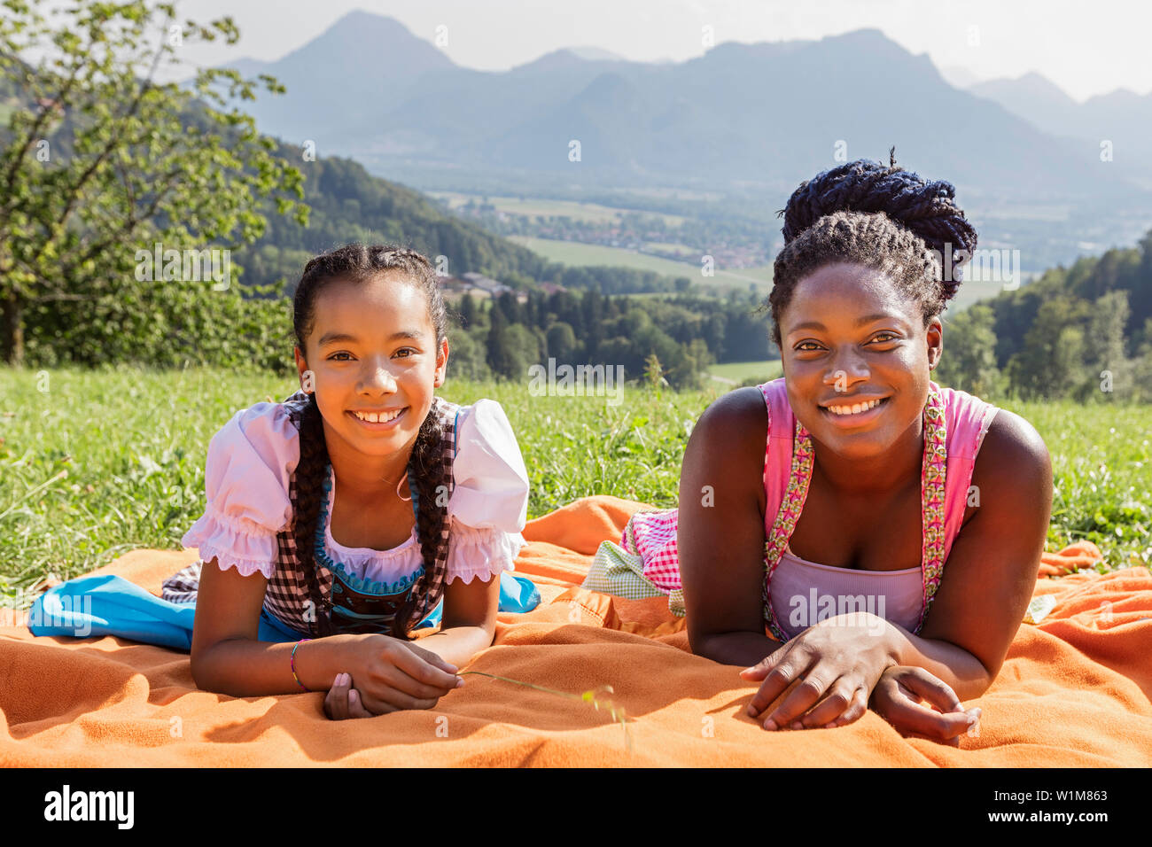 Junge Mädchen liegen auf Picknickdecke, Bayern, Deutschland Stockfoto