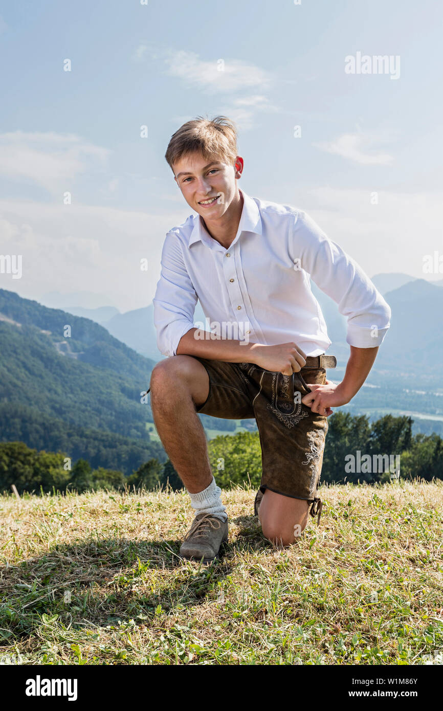 Teenager im Freien im traditionellen bayerischen Kostüm Posing, Bayern, Deutschland Stockfoto