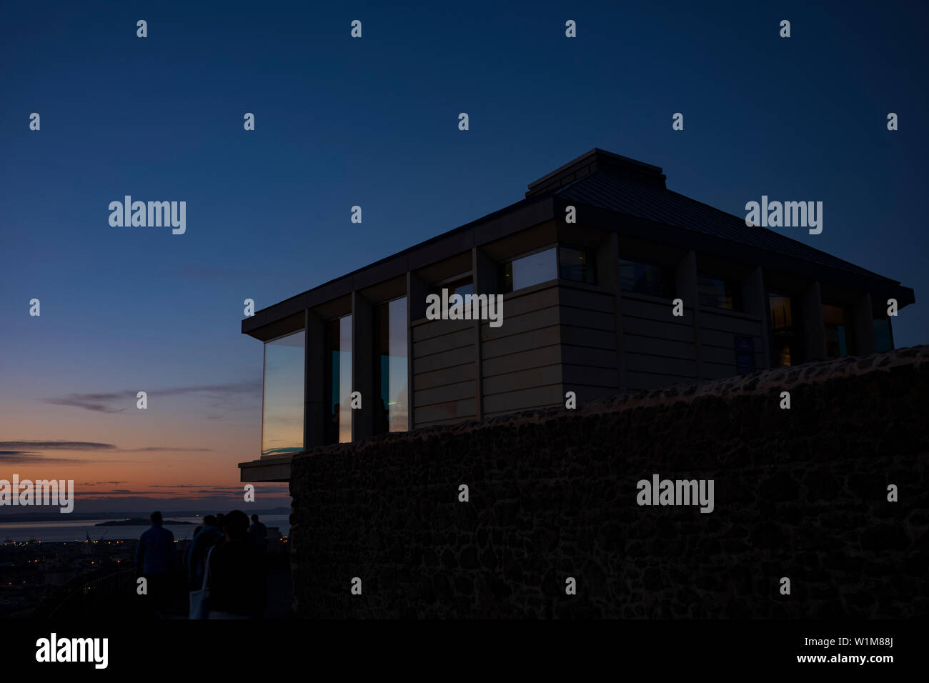 Der Lookout, ein Restaurant oben auf dem Calton Hill, ein UNESCO-Weltkulturerbe, in Edinburgh, Schottland. Stockfoto