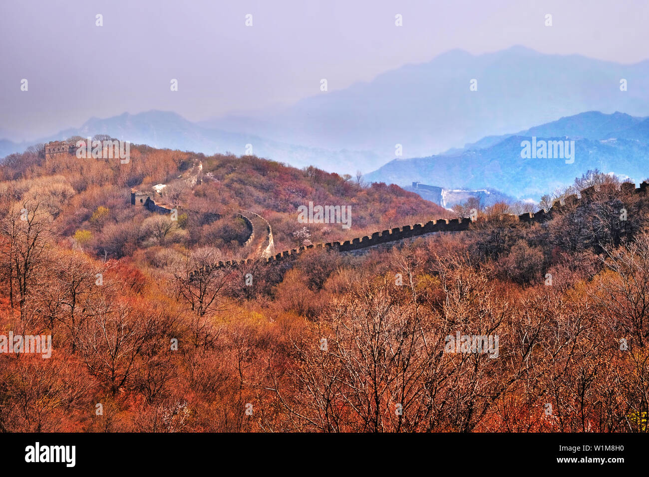 Panoramablick auf die beschädigte Jiankou-Abschnitt der Grossen Mauer von China, in der Nähe von Mutianyu, Stretching über Berggipfeln umgeben von grünen und Ihr Stockfoto