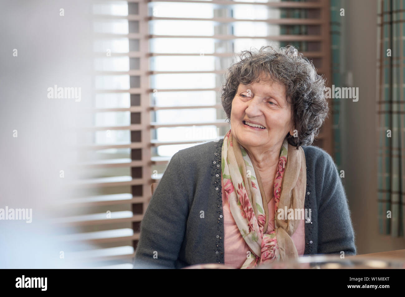 Ältere Frau in Ruhe zu Hause Stockfoto
