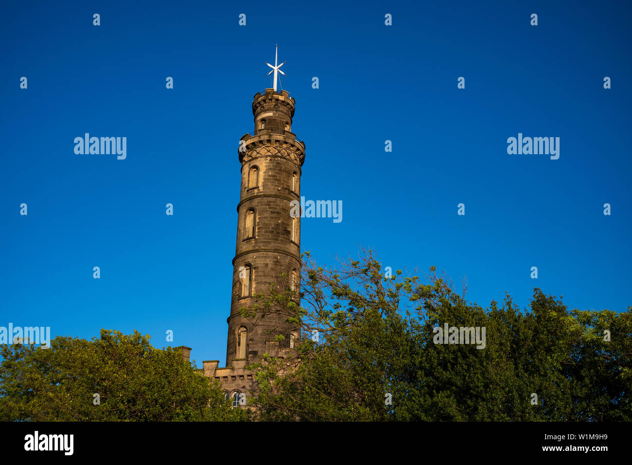Die Nelson Monument, einem Turm zu Ehren von Vice Admiral Horatio Nelson, oben auf dem Calton Hill, Edinburgh, Schottland. Stockfoto