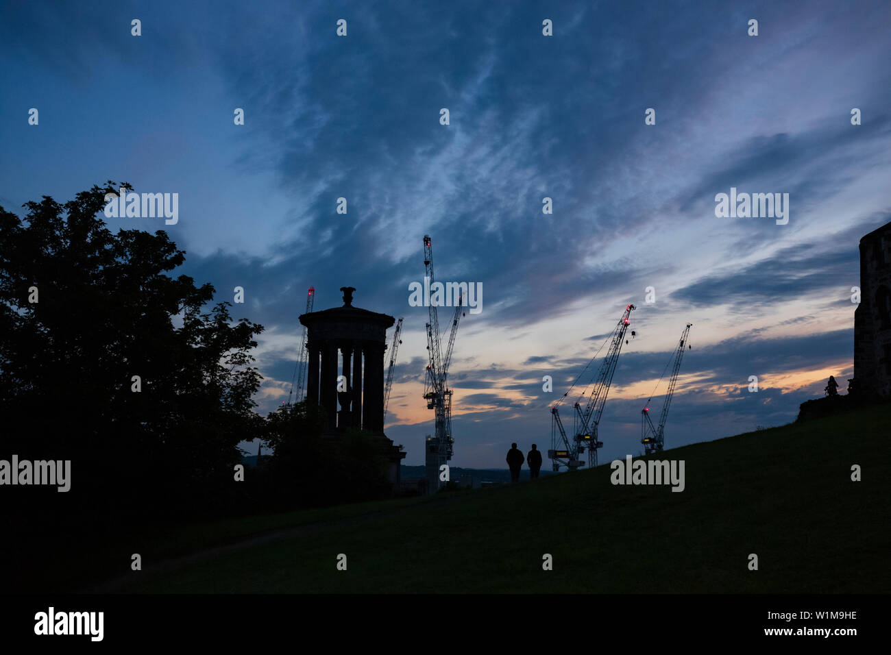 Baukräne Wurf die Edinburgh, Schottland Skyline vom Calton Hill, einem UNESCO-Weltkulturerbe. Stockfoto