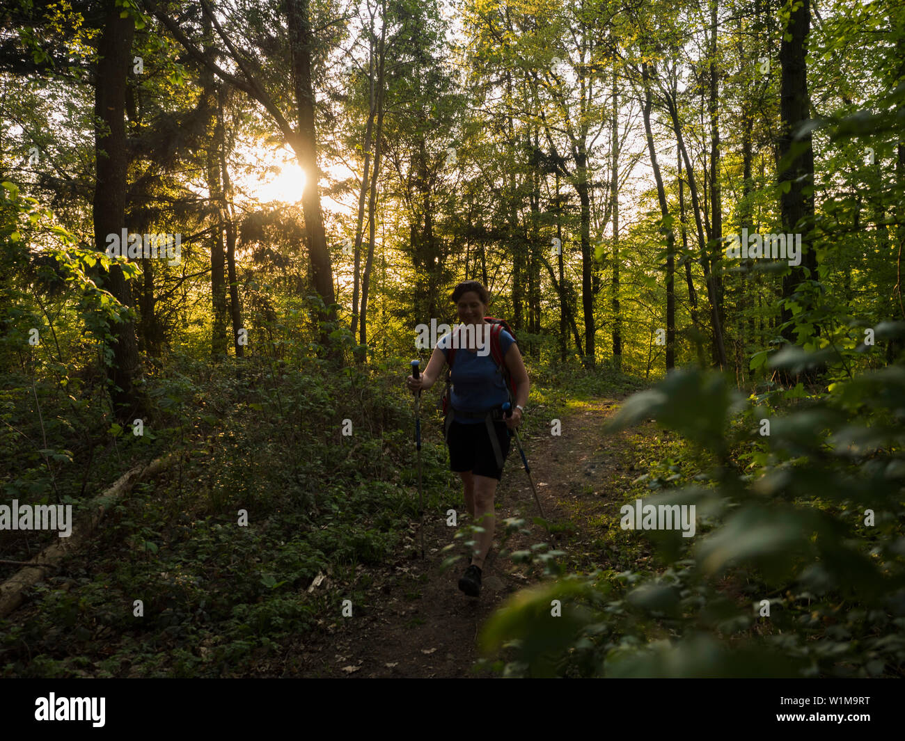 Reife frau beim wandern -Fotos und -Bildmaterial in hoher Auflösung – Alamy