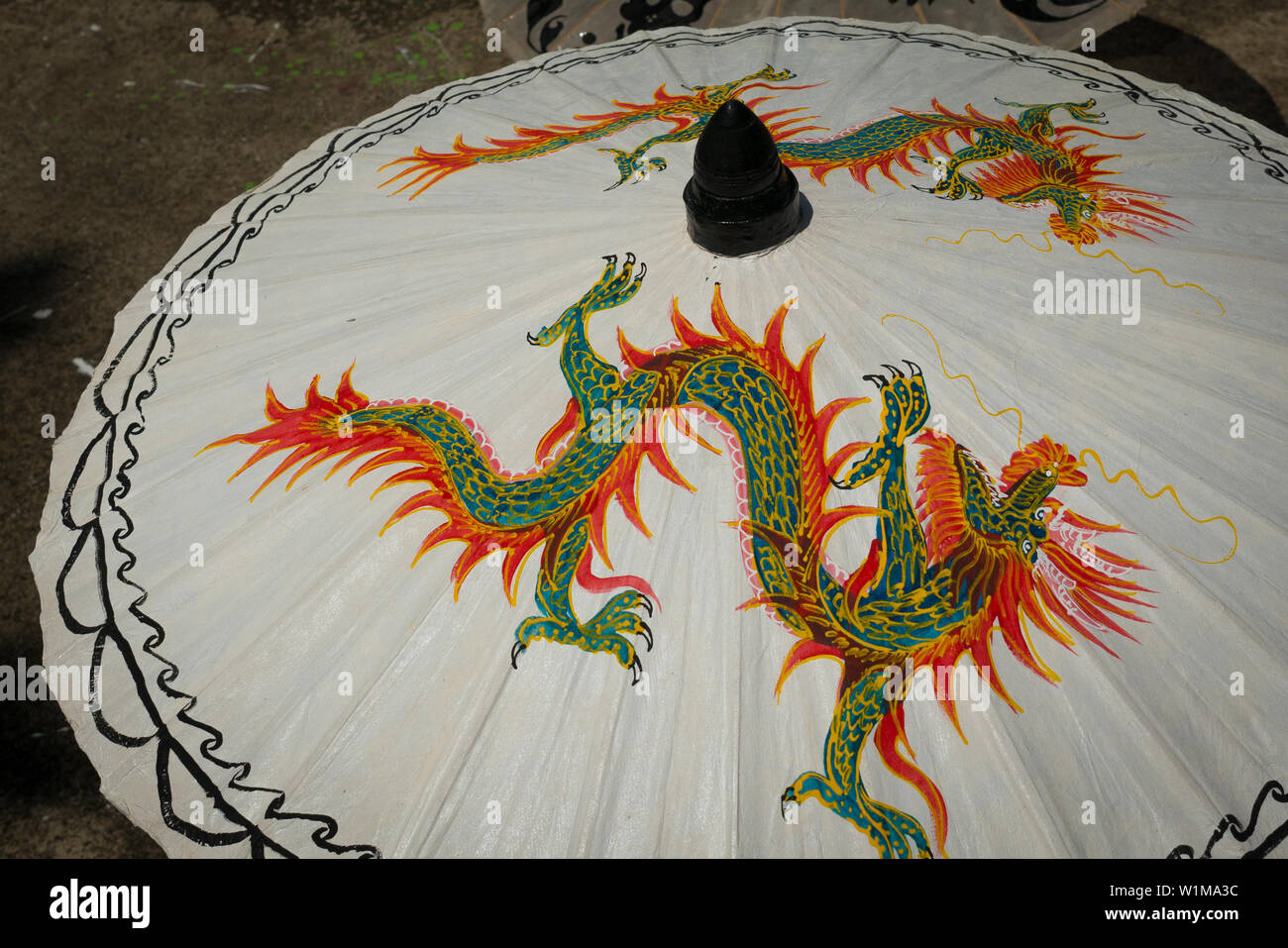 Chiang Mai, Thailand. Oktober 6, 2015. Handgefertigte Schirme sind in Bo Sang Craft Village gemacht. Stockfoto