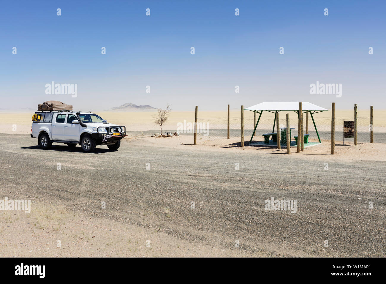 Auto am Parkplatz auf Wüste, Namibia, Afrika Stockfoto