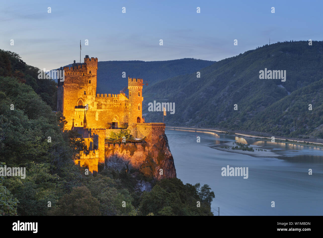 Burg Reichenstein Burg in der Nähe von Trechtingshausen bei Nacht über dem Rhein, Oberes Mittelrheintal, Rheinland-Pfalz, Deutschland, Europa Stockfoto