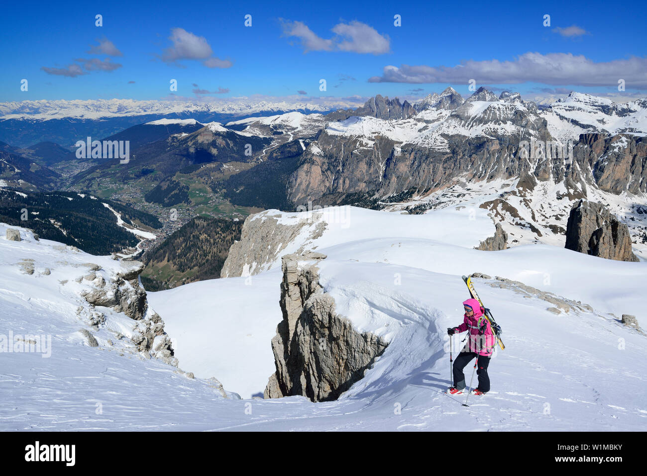 Weibliche zurück - Langläufer aufsteigend in Val Culea, Gröden und Geisler Gruppe im Hintergrund, Sella, Dolomiten, Südtirol, Italien Stockfoto