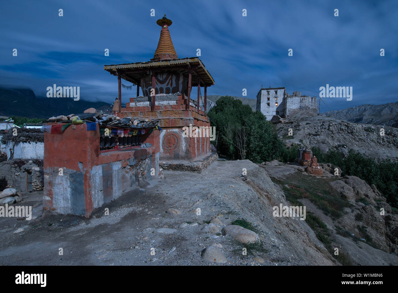 Vollmond über dem Palast des Königs in Weiß, Gebetsmühlen, Stupa und Chorten in Tsarang, Charang, tibetischen Dorf mit einer buddhistischen Gompa am Kali G Stockfoto