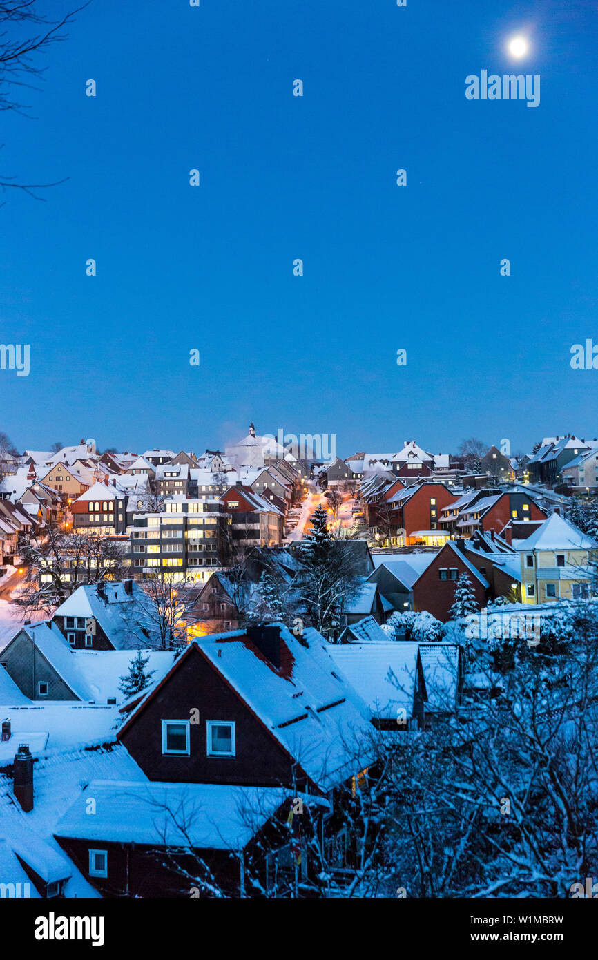 Wintersportzentrum Sankt Andreasberg, Blick auf die Stadt bei Sonnenuntergang, Vollmond und schneebedeckten Dächern, Skigebiet, Harz, Sankt Andreasberg, Niedersachsen, Ge Stockfoto