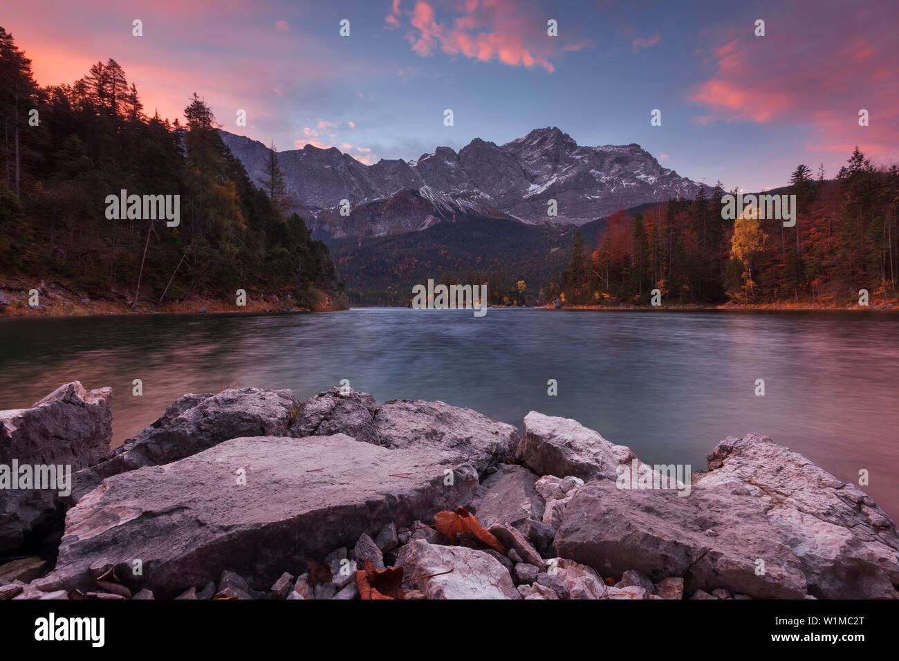 Sonnenaufgang über dem Eibsee mit Wettersteingebirge und die Zugspitze im Herbst, Garmisch-Partenkirchen, Oberbayern, Bayern, Alpen, Deutschland Stockfoto