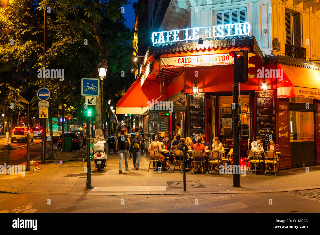 Nachtleben, Street Cafe in der 10. Arrondissement, Paris, Frankreich, Europa Stockfoto